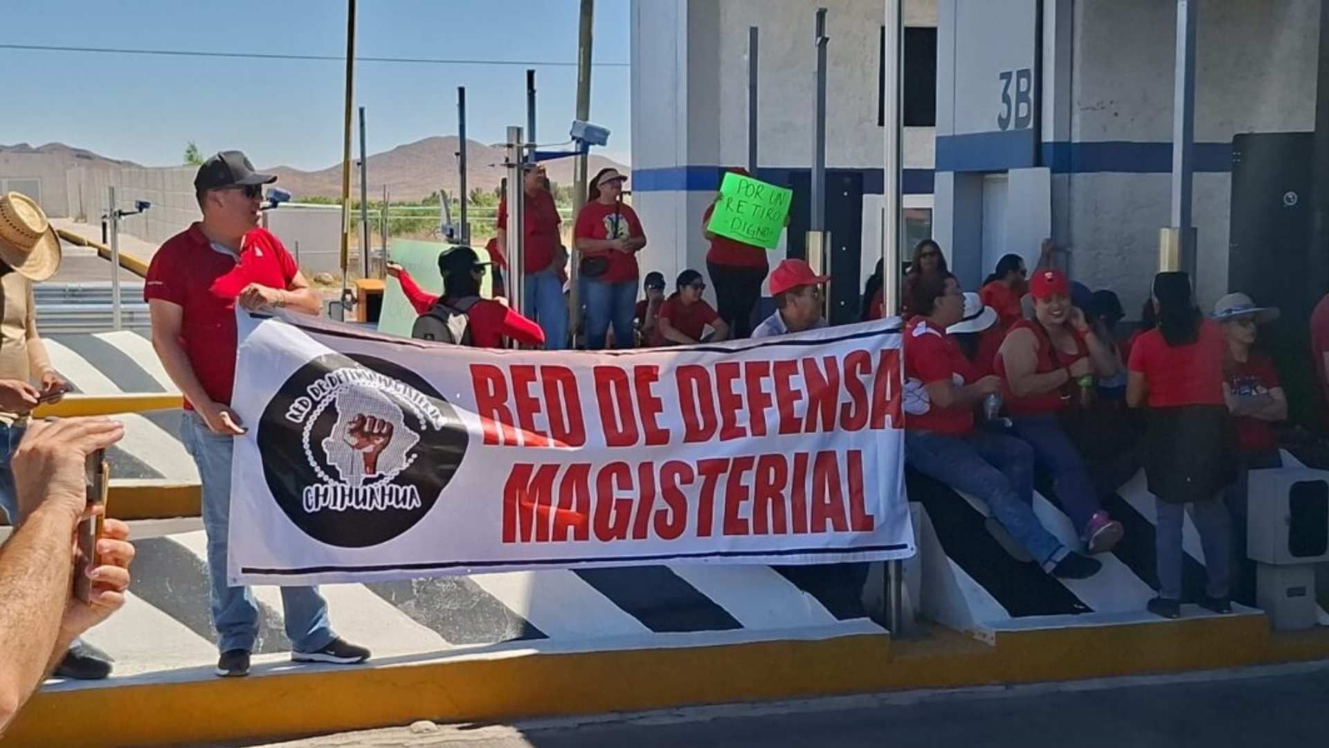 Maestros liberan caseta de Sacramento en Chihuahua durante manifestación